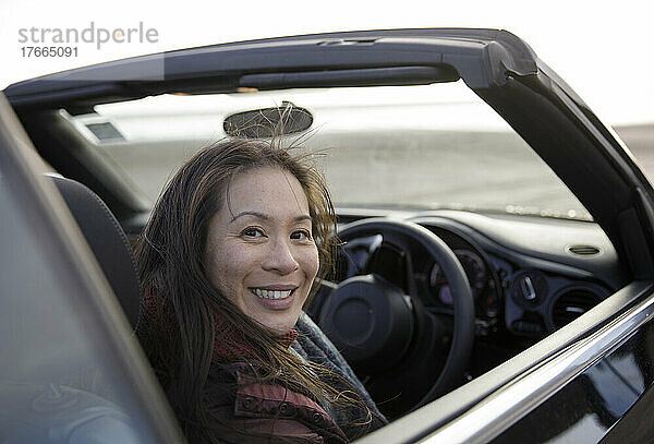 Portrait glückliche Frau im Cabrio