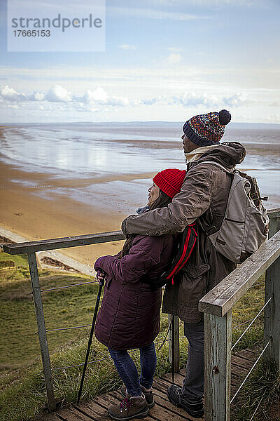 Verliebtes Wandererpaar genießt den Blick aufs Meer