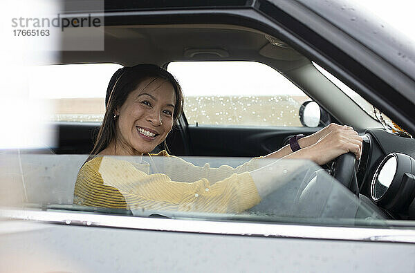 Porträt glückliche Frau fährt Auto