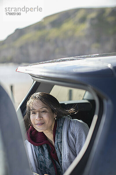 Gelassene Frau auf dem Rücksitz eines Autos