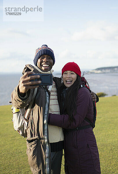 Glückliches Wandererpaar beim Selfie