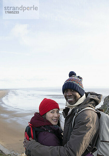 Porträt glückliches Wandererpaar oberhalb des Meeresstrandes