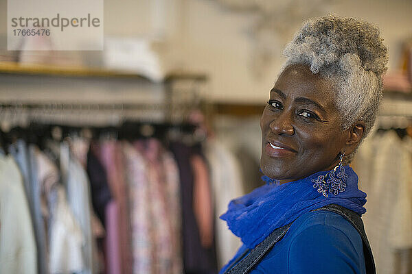 Porträt selbstbewusste ältere Frau in Bekleidungsboutique