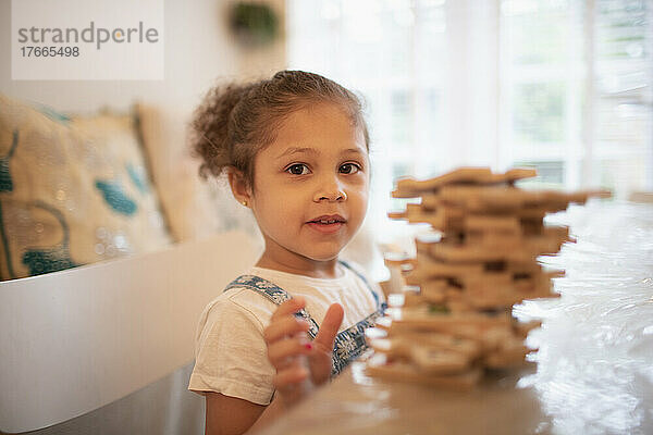 Portrait niedliches Mädchen spielt mit Holzpuzzleteilen