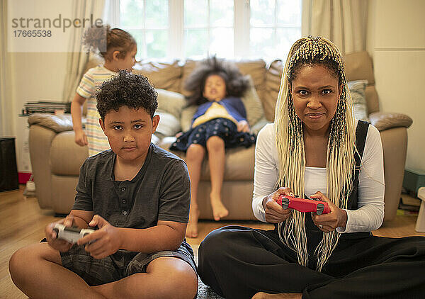 Porträt ernster Mutter und Sohn  die Videospiel spielen