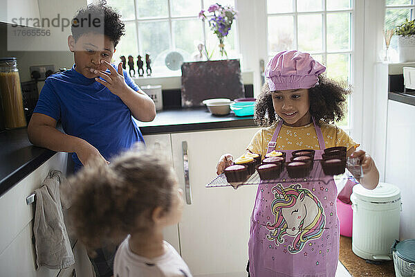 Kinder backen Cupcakes in der Küche