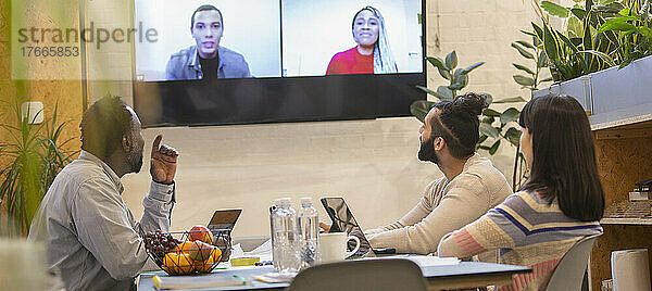 Geschäftsleute führen Videokonferenzen in Bürobesprechungen durch