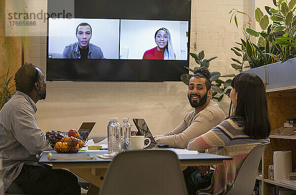 Geschäftsleute führen Videokonferenzen in Bürobesprechungen durch
