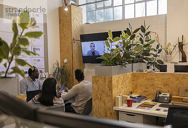 Gebäudeplaner chatten per Video mit Kollegen auf dem Bildschirm im Büro