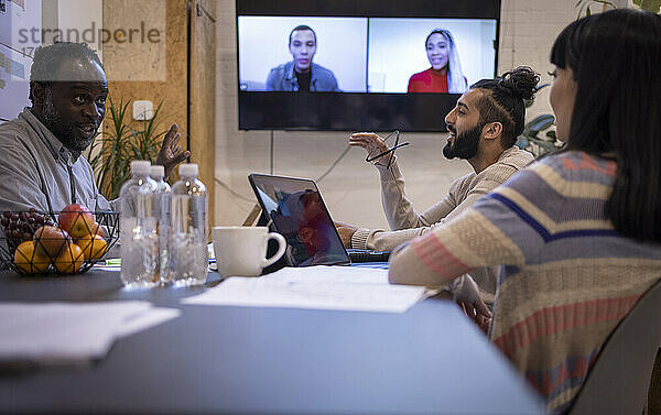 Geschäftsleute führen Videokonferenzen in Besprechungen durch