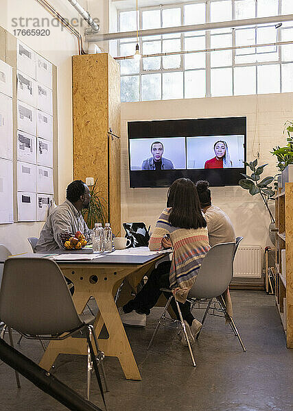 Geschäftsleute führen Videokonferenzen mit Kollegen auf dem Bildschirm durch