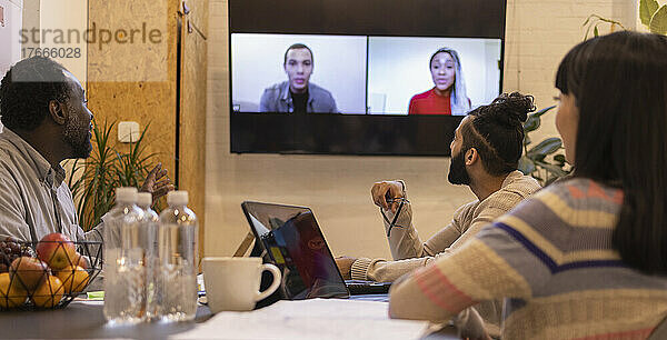 Geschäftsleute führen Videokonferenzen mit Kollegen im Büro