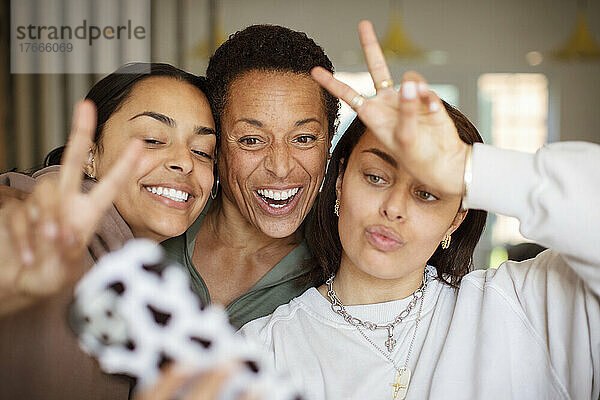 Glückliche Mutter und Töchter machen Selfie
