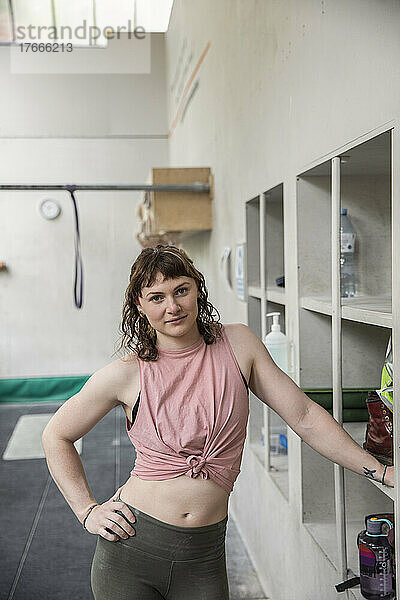 Porträt einer selbstbewussten jungen Frau im Fitnessstudio