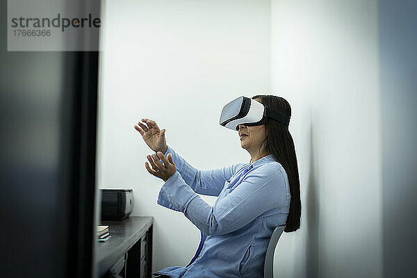 Geschäftsfrau nutzt VR-Headset im Büro