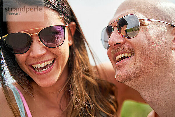 Nahaufnahme eines glücklichen Paares mit Sonnenbrille  das lacht