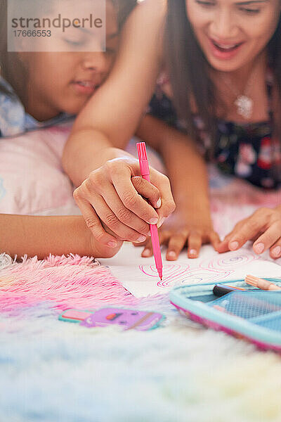 Mutter und behinderte Tochter zeichnen mit Filzstift