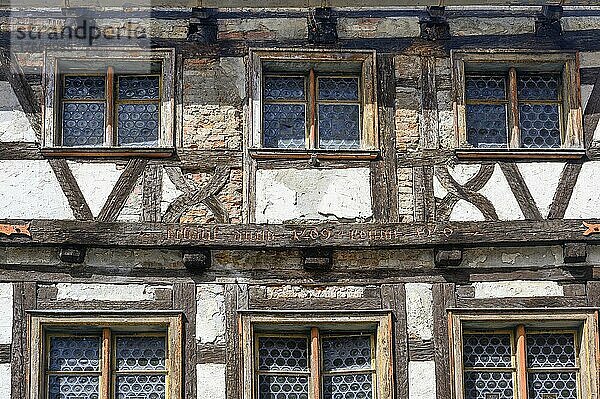 Fassade mit Butzenglas-Fenstern  Fachwerkhaus von 1409 wird renoviert  Wangen im Allgäu  Baden-Württemberg  Deutschland  Europa