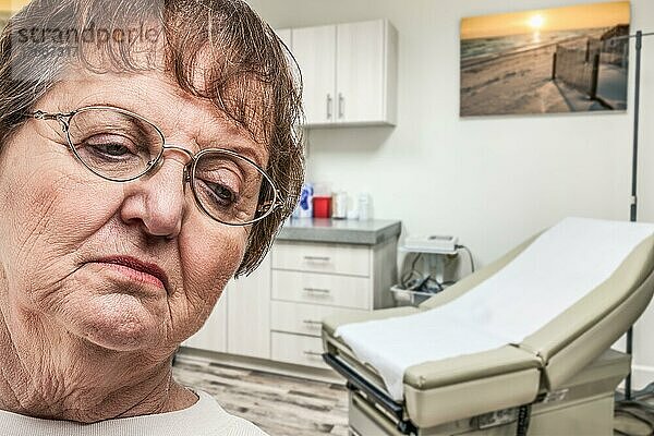 Besorgte ältere Frau beim Warten in der Arztpraxis
