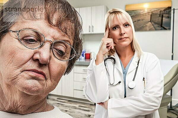 Einfühlsame Ärztin  die sich im Büro hinter eine gestörte Seniorin stellt