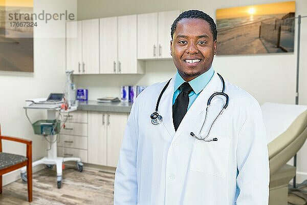 Afroamerikanischer Arzt im Büro stehend