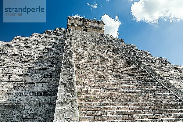 Maya-Pyramide El Castillo in der archäologischen Stätte von Chichen Itza  Mexiko  Mittelamerika