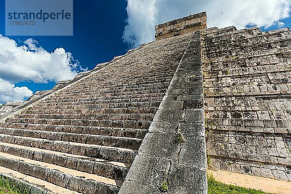 Maya-Pyramide El Castillo in der archäologischen Stätte von Chichen Itza  Mexiko  Mittelamerika