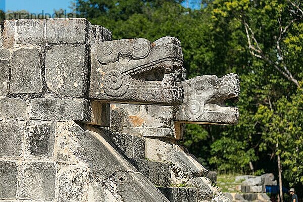 Skulpturen von Maya-Jaguarfiguren in der archäologischen Stätte von Chichen Itza  Mexiko  Mittelamerika