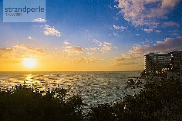 Schöner Sonnenuntergang am Waikiki-Strand in Hawaii
