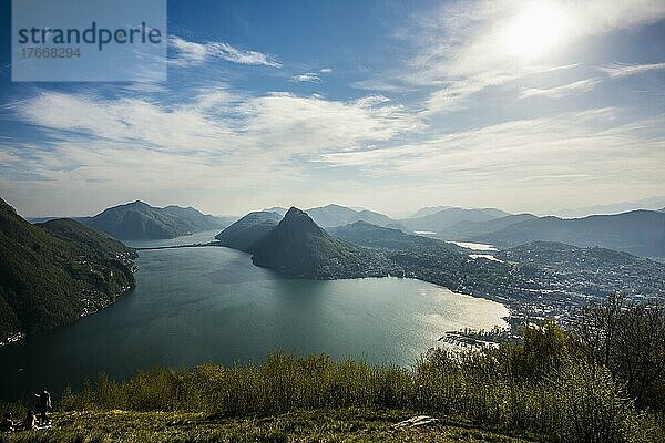 Panorama  Blick auf Lugano vom Monte Brè  Lugano  Luganer See  Lago di Lugano  Tessin  Schweiz  Europa