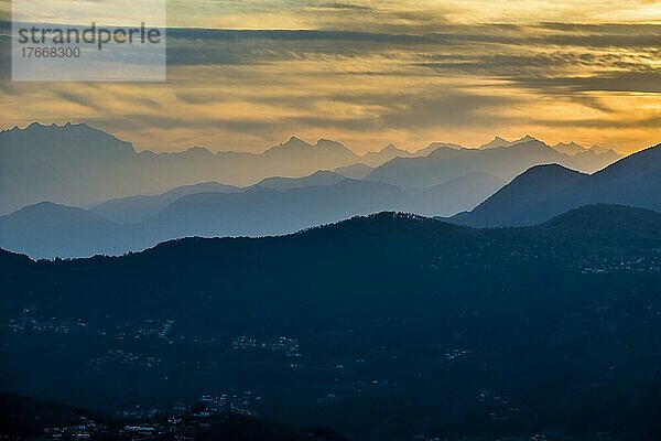 Bergketten im Dunst  Sonnenuntergang  Blick vom Monte Brè  Lugano  Luganer See  Lago di Lugano  Tessin  Schweiz  Europa