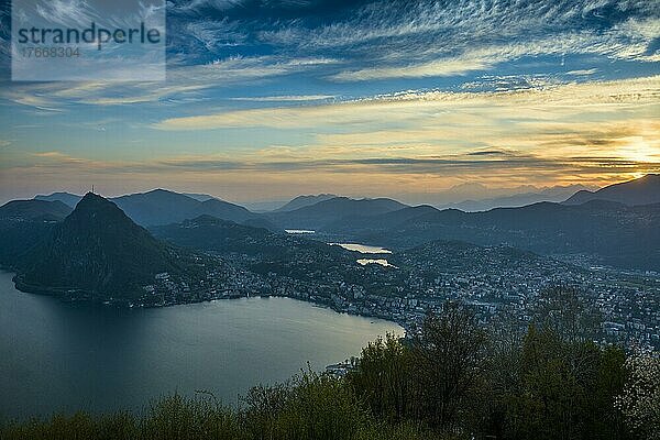 Panorama  Blick auf Lugano vom Monte Brè  Lugano  Luganer See  Lago di Lugano  Tessin  Schweiz  Europa