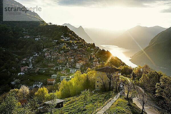 Ortsansicht Brè  Sonnenaufgang  Monte Brè  Lugano  Luganer See  Lago di Lugano  Tessin  Schweiz  Europa