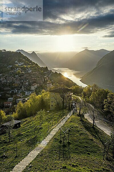 Ortsansicht Brè  Sonnenaufgang  Monte Brè  Lugano  Luganer See  Lago di Lugano  Tessin  Schweiz  Europa