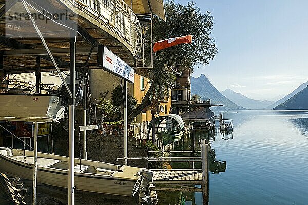 Häuser und Bootsanleger  Gandria  Lugano  Luganer See  Lago di Lugano  Tessin  Schweiz  Europa