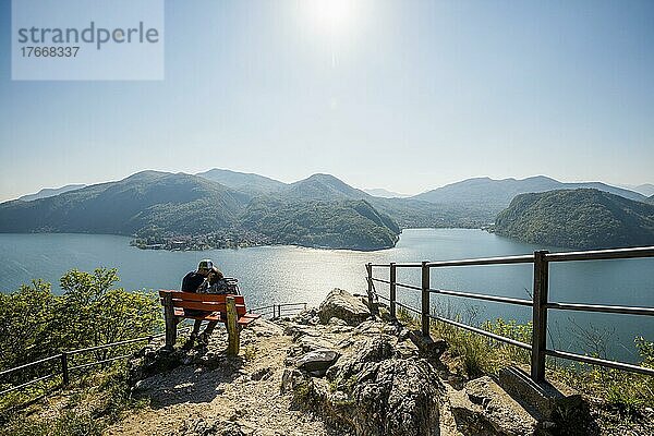 Aussichtspunkt mit Paar auf einer Bank  Sasso Delle Parole  bei Lugano  Luganer See  Lago di Lugano  Tessin  Schweiz  Europa