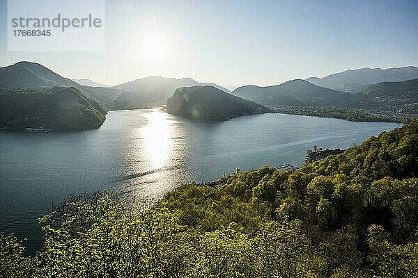 Aussichtspunkt mit Blick auf See und Berge  Sasso Delle Parole  bei Lugano  Luganer See  Lago di Lugano  Tessin  Schweiz  Europa