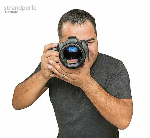 Hübscher junger Spanier mit DSLR-Kamera  vor weißem Hintergrund