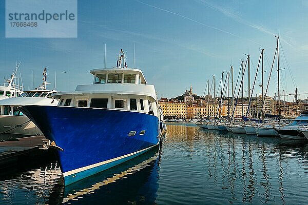 Marseille Old Port (Vieux-Port de Marseille) with yachts and Basilica of Notre-Dame de la Garde  Marseille  Frankreich  Europa