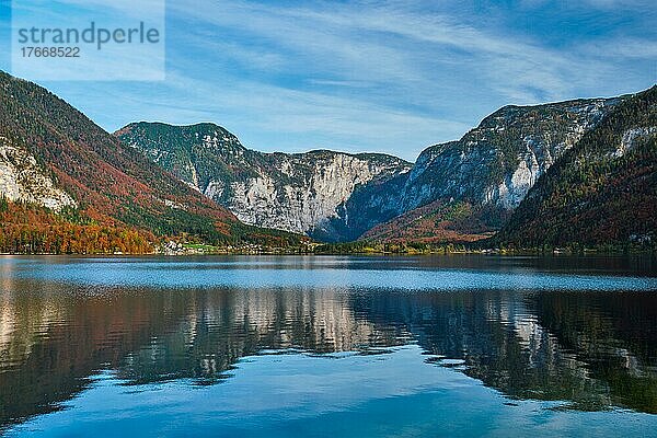 Hallstatter See lake mountain lake in Austria  Salzkammergut region  Austria