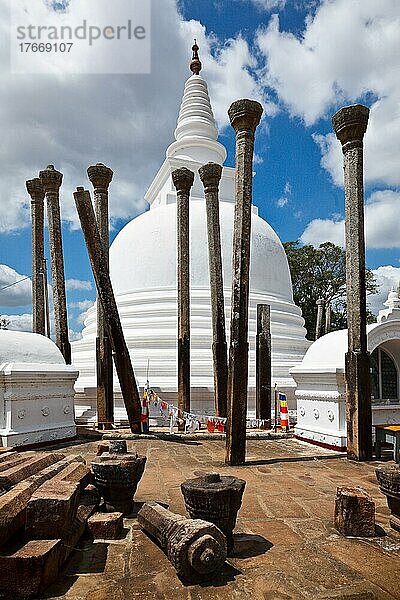 Ancient Thuparama Dagoba (stupa) in Anuradhapura  Sri Lanka  Asien