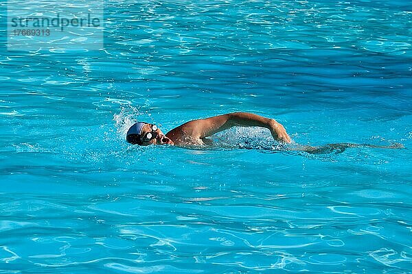 Athletischer Mann beim Schwimmen im Pool
