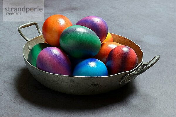 Gefärbte Eier in Schüssel  bunte Ostereier