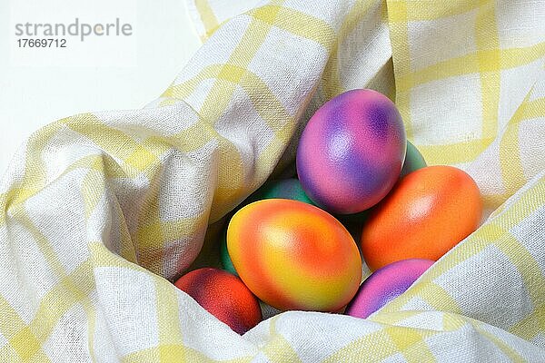 Gefärbte Eier in Tuch  bunte Ostereier  Ostern