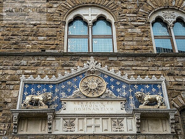 Portal über dem Eingangstor zum Palazzo Vecchio  Altstadt  Florenz  Toskana  Italien  Europa