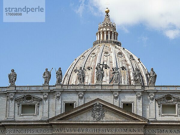 Kuppel und Heiligenfiguren  Petersdom  Vatikan  Rom  Latium  Italien  Europa