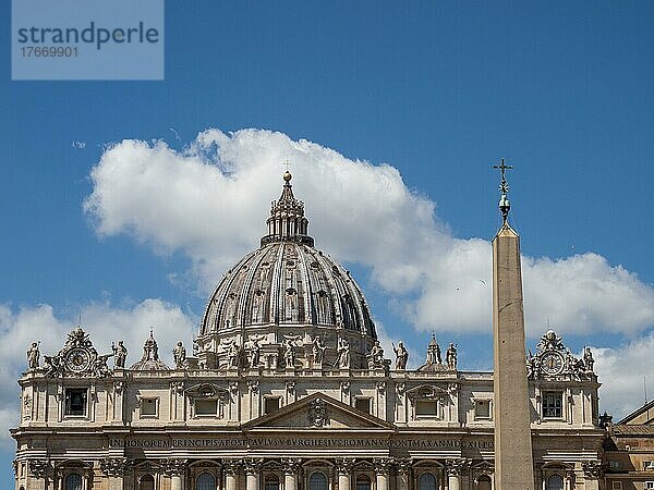 Kuppel und Heiligenfiguren  vorne der Obelisk  Petersdom  Vatikan  Rom  Latium  Italien  Europa