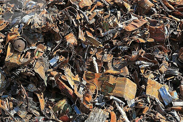 Schrottplatz  Altmetall auf Halde in einem Recyclingbetrieb