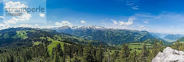 Panoramablick vom Chli Schijen in Richtung Alpen  Kanton Schwyz  Schweiz  Europa