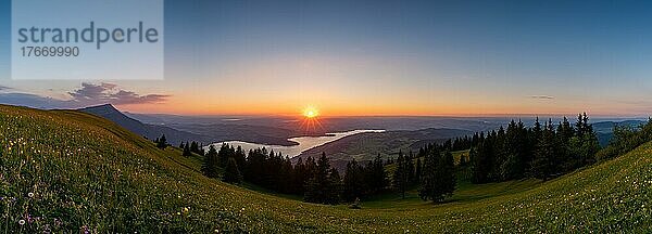 Sonnenuntergang vom Gnipen Richtung Rigi und Mittelland  Kanton Schwyz  Schweiz  Europa